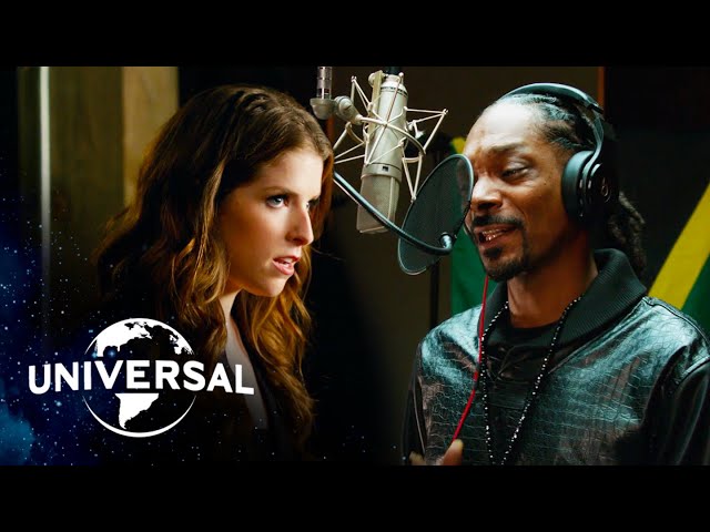 Постер Pitch Perfect 2 - Winter Wonderland Here Comes Santa Claus