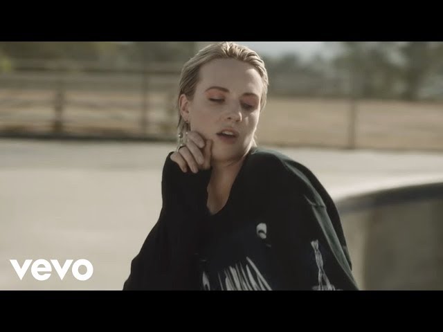 Постер MØ - Blur